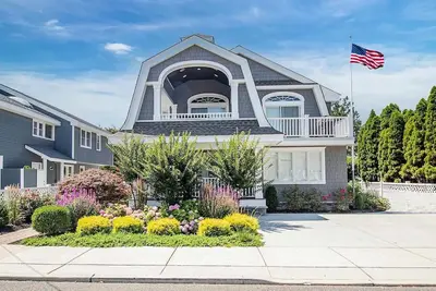 Image de nine homes from the beach, impeccably updated four-bedroom, three-and-a-half-bath luxury rental