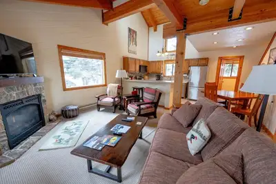 Image de 3br/3ba Warm Springs Condo | Walk to Lifts