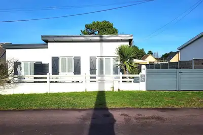 Image de Maison de vacances « La Villa Kikifil, Bord de Mer » avec terrasse, jardin privés et Wi-Fi