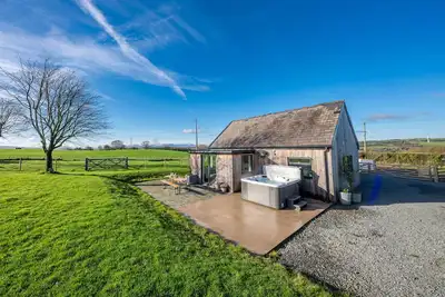Image de Beautifully Restored 1800s Farmhouse with Hot Tub | Petryal
