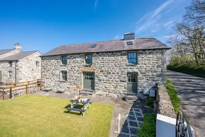 Image de A Beautifully Restored Old Mill with Hot Tub | Felinddwr