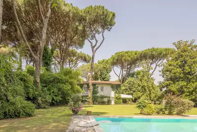 Image de Villa with Park and Pool