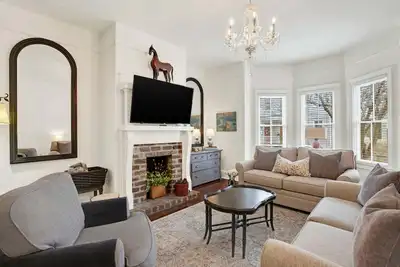 Image de Experience Refined Historic Comfort in Downtown Savannah | Heated Pool Access