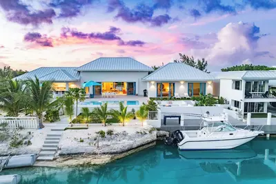 Image de Turks & Caicos Waterfront Villa, Pool, Private Dock & Pickleball