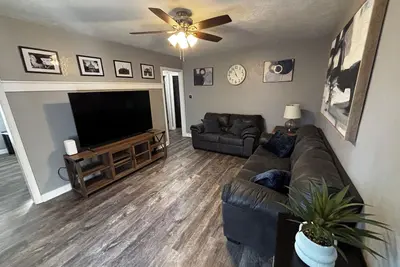Image de Pet Friendly! , Beautifully remodeled 2 Br duplex for your stay