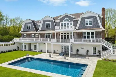 Image de Expansive Southampton estate with private heated pool & tennis, perfect for. . .