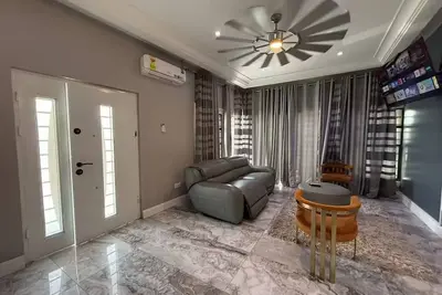 Image de Spacious 8-bedroom apartment in serene Accra with Ac