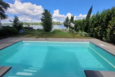 Image de Maison au bord de l'eau  | Piscine, Spa, Quai privé, Salle cinéma & Billard