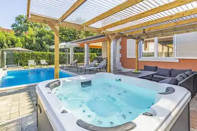 Lotus Elite Villa with Pool & Jacuzzi 7