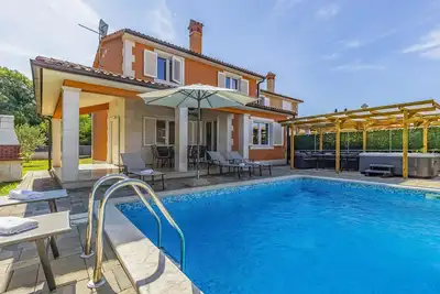 Lotus Elite Villa with Pool & Jacuzzi 9