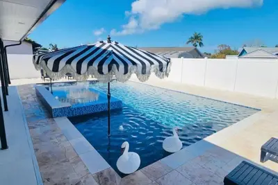 Image de Pool+Spa+ 3. 5 Baths+Outdoor Grill