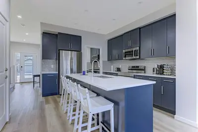 Bright & Modern Home, Sleeps 8+, Fully Equipped Kitchen, & Garage Parking!