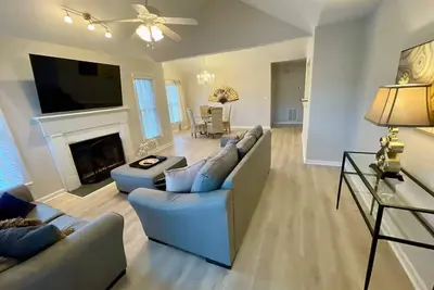 Image de Lakeside Oasis + Pool, Lake Path, & Fast Wi-fi