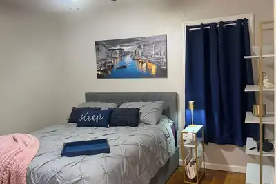 Image de Modern Cottage, 7 mins from the Airport, King sized bed & basement gym!