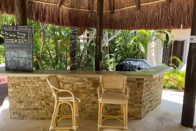 Image de Amazing two bedroom condo steps from the beach