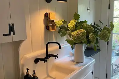 Image de Charming historic country cottage on 7 private acres near Tanglewood & skiing