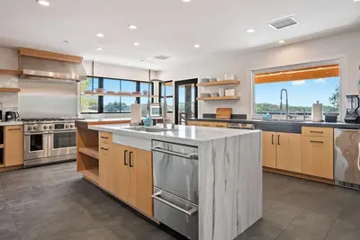 Image de Oak & Vine Vineyard House | Sleeps 21 | Views