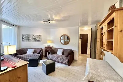Image de 300m des commerces, 2ème étage, vue parking/sapins, balcon, casier à ski, 36m², Vars