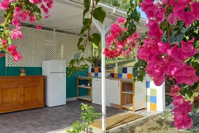 Image de Ti Kaz Verte :sur un morne, bungalow dans la verdure, ventilation  naturelle.