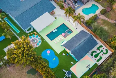 Image de Sleeps 24! Separate Pool House! Splash Pad, Heated Pool, Ball Pit, Mini Golf!
