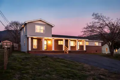 Image de 12 min to Denny Cove 5br Hot Tub Sauna Game Room