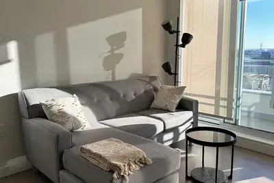 Image de Modern luxury with skyline across Vancouver - 5 mins to the water and trains!