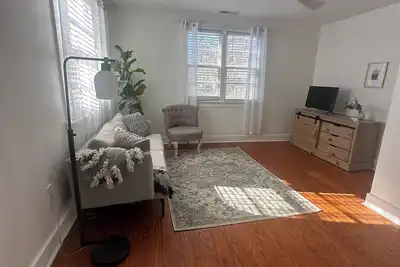 Image de Beautiful 3-bd/2 ba condo just steps away from King St with parking!