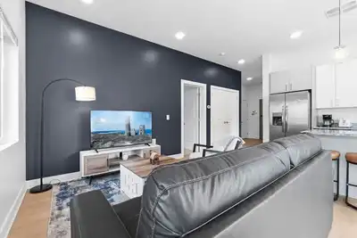 Image de Luxe Lil` Italy 2br | Sleeps 6 | Free Parking+Gym