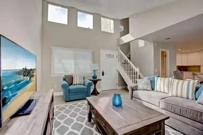 Image de Spacious Family Townhome | 5 Min to Disneyland
