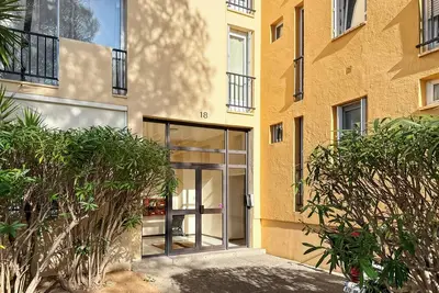 Image de Appartement deux chambres avec parking privatif plein centre.