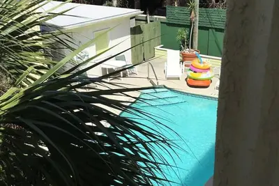 Image de Penguins on the Beach | 2br Steps to Beach & Downtown w/pool | Unit 6