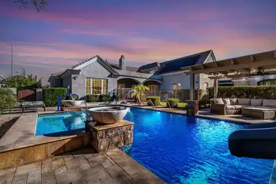 Image de Designer Oasis: Private Pool, Spa & Chef's Kitchen