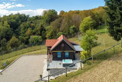Image de Forest home with jacuzzi, playground, and Bbq for family relaxation.