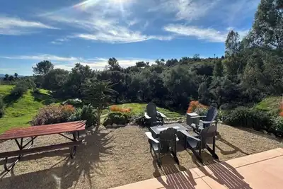 Image de 10 Acre Wine Farmhouse • Patio • Fire Pit • Grill