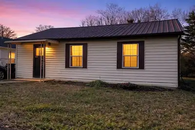 Cozy 3br Home, Patio + Firepit, Sleeps 6