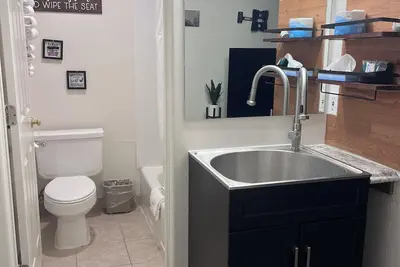 Image de Beautiful spacious, pet friendly, 2 beds, 1 bath