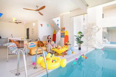 Image de 10 Minute to Beach/  Big House 6 Bedroom private pool stay 12 person /Bbq Party/