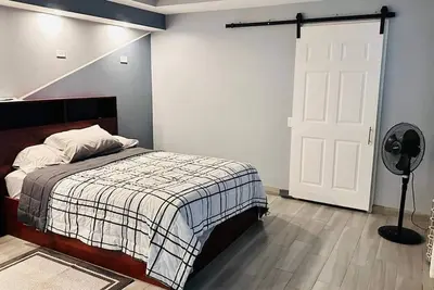 Image de 3 chambres et 2 salles de bain à 15 min de l'aéroport