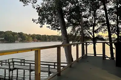 Image de Spacious 4-bedroom house on High Rock Lake with amazing views!