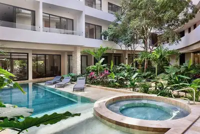 Image de Beautiful 2-bedroom apartment \"Casa Lumina\" in Narai Aldea Zama, Tulum. Features a private terrace, full kitchen, fast WiFi, rooftop pool, gym, and shared amenities. Prime location between downtown Tulum and the beach road.