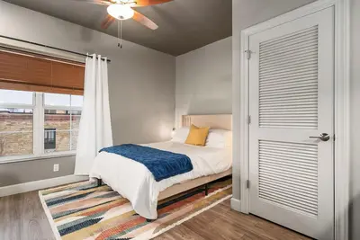 Image de Downtown Lawrence Condo • 1 Block to Mass St • Walk to Ku • Hot Tub • Sleeps 4