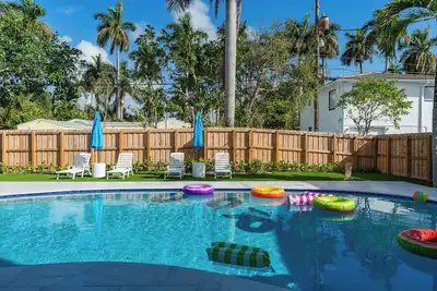Image de Luxury 4br/3b home w/ Heated Pool + 1. 5 miles to Beach