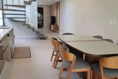 Image de Fabulous 3 Suite Home With Ocean Breeze in Prime Location! \n