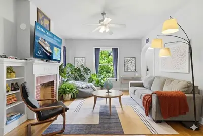 Image de Nature-Inspired Family Home ❤️ Walk to Moody Center • Free Parking