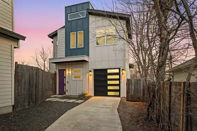 Image de Modern East Austin Home-1 King Room-Game Room