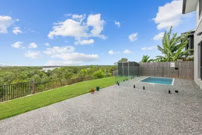 Image de Maison neuve en bord de rivière, piscine et vue sur le lever du soleil