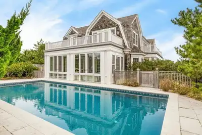 Image de Seaside Serenity in Amagansett A Chic Six-Bedroom Beach Retreat with. . .
