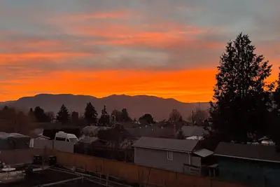 Image de Close to Wineries, The Beach, trails, and Downtown