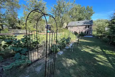 Image de 2-bedroom apartment: lush outdoor space, pollinator and veggie gardens