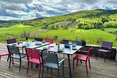 Image de Grand chalet sur terrain arboré et tennis privé - vue panoramique spectaculaire